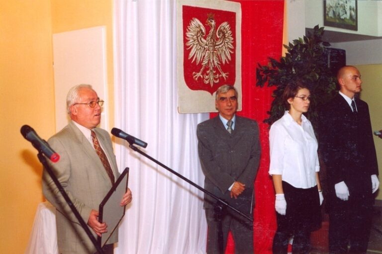 Pamiątkową tablicę odsłonił prezydent Jaworzna Marian Tarabuła oraz dyrektor Adam Gębołyś